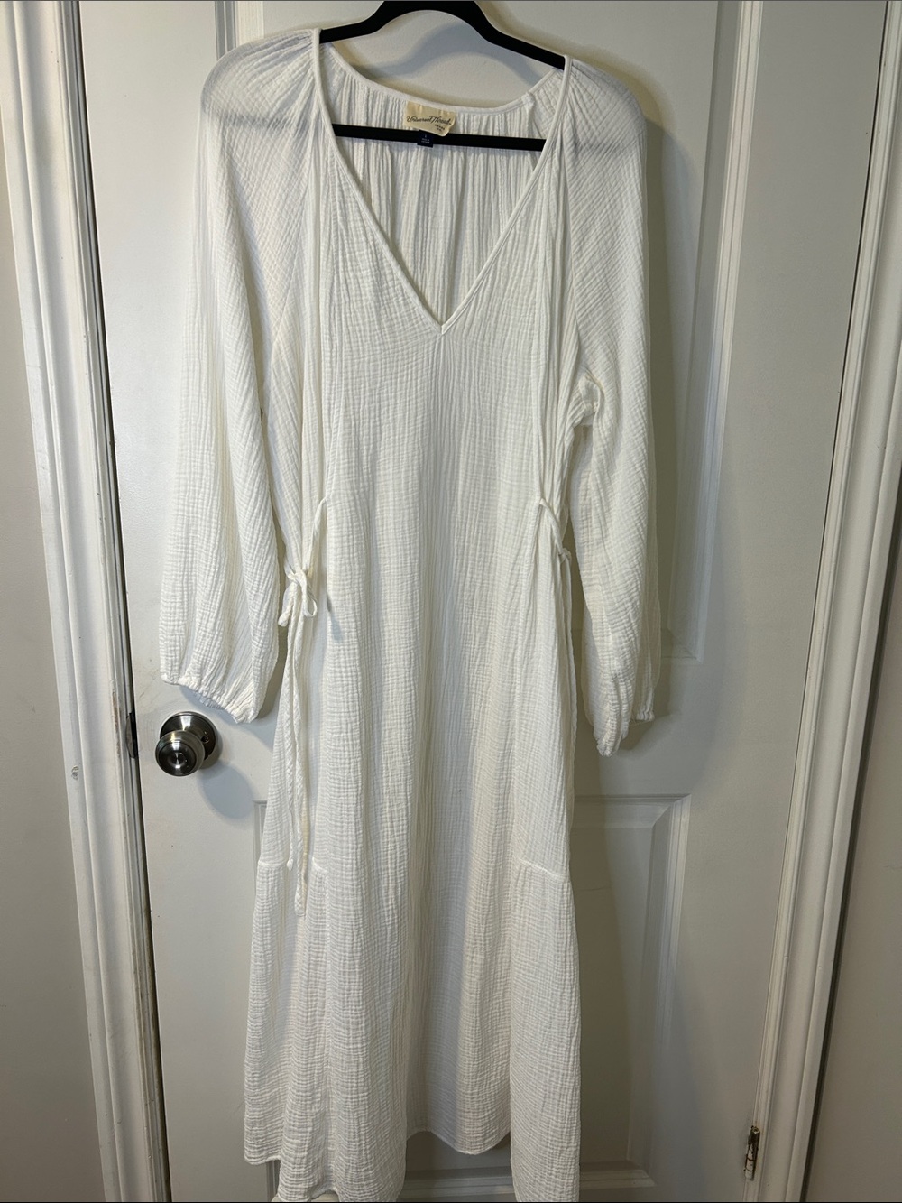 Universal Thread White Textured V‑Neck Maxi Dress with Tie Waist